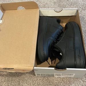 never been worn. fits women's 6.